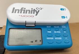 Ls-27604-001 Moog Infinity Feeding Pump With Genuine Charger And Pole Clamp
