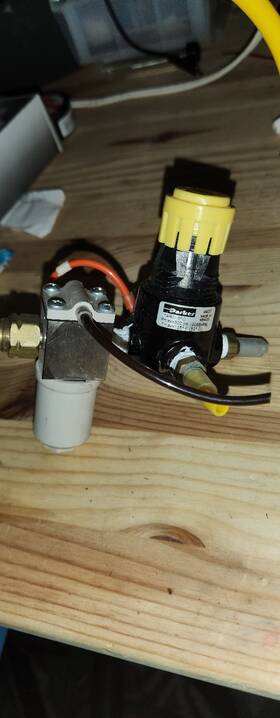 14r013fc Parker Pneumatic Pressure Regulator With A Filter And Connected Air