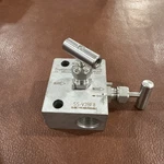New Swagelok SS-V2BF8 Stainless Steel 2-VALVE Manifold 1/2 Female Npt. Fixed Price $199.99.